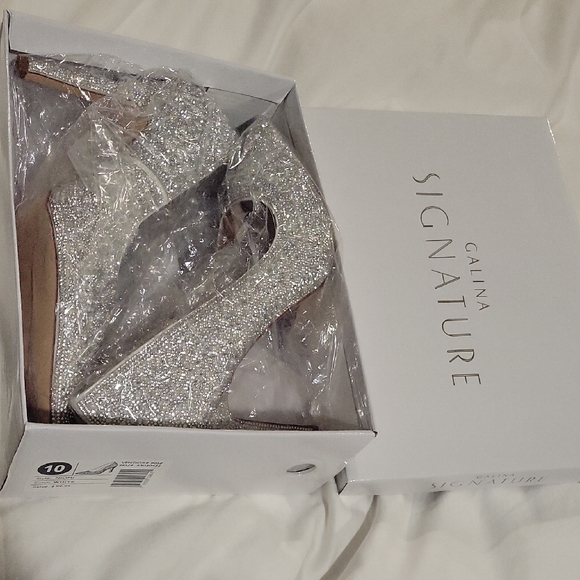 Galina Signature Shoes - Galina Signature NIOMI - Silver/White Glitter Heels (Davids Bridal) Never Worn.